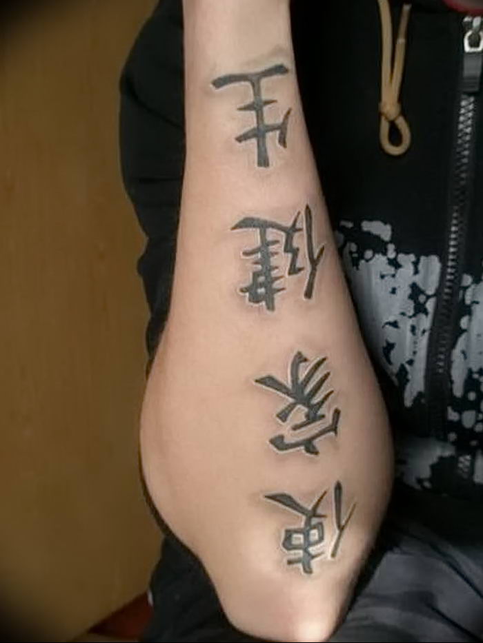Photo of an example of a drawing of a tattoo with an amulet 01.09.2018 №108 - tattoovalue.net