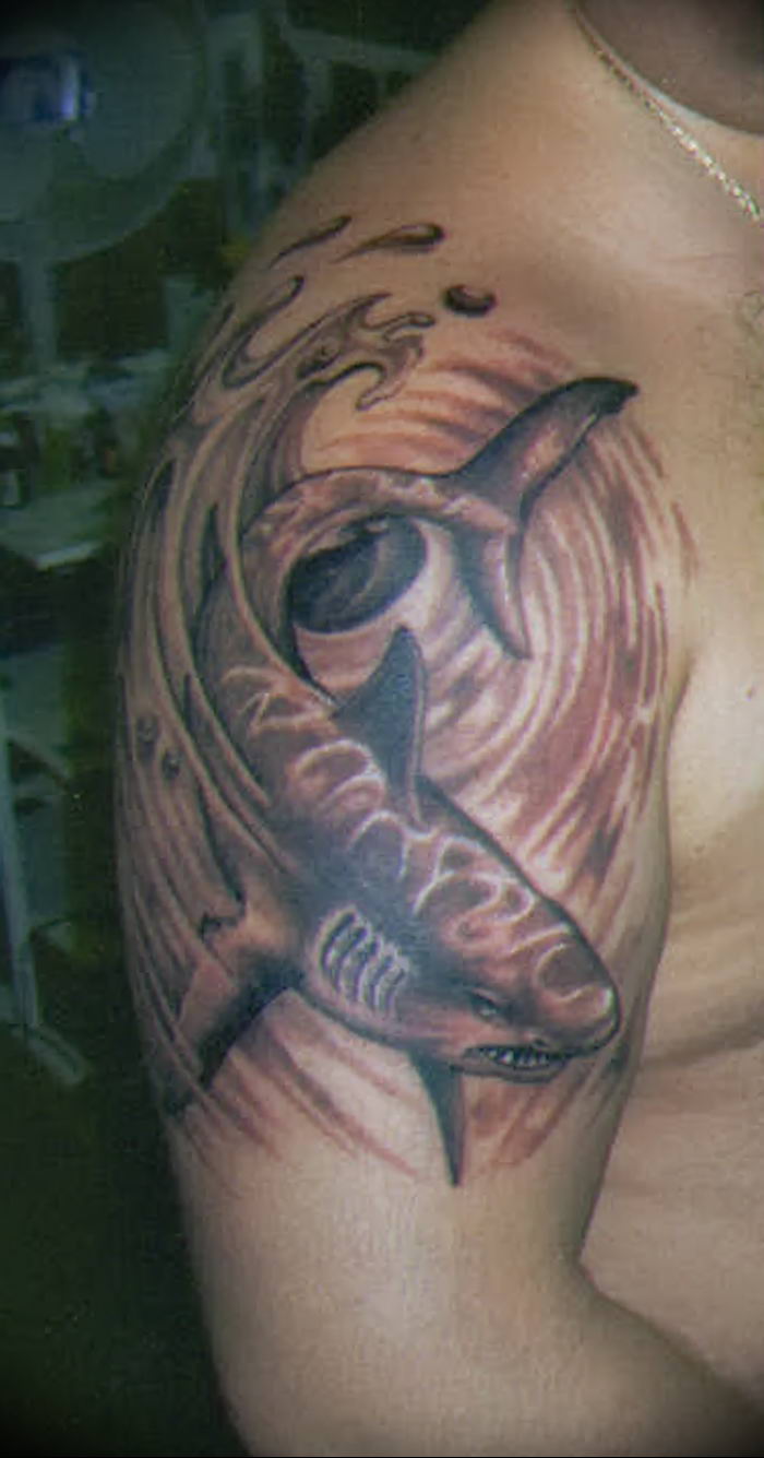 Тату акула на плече мужская