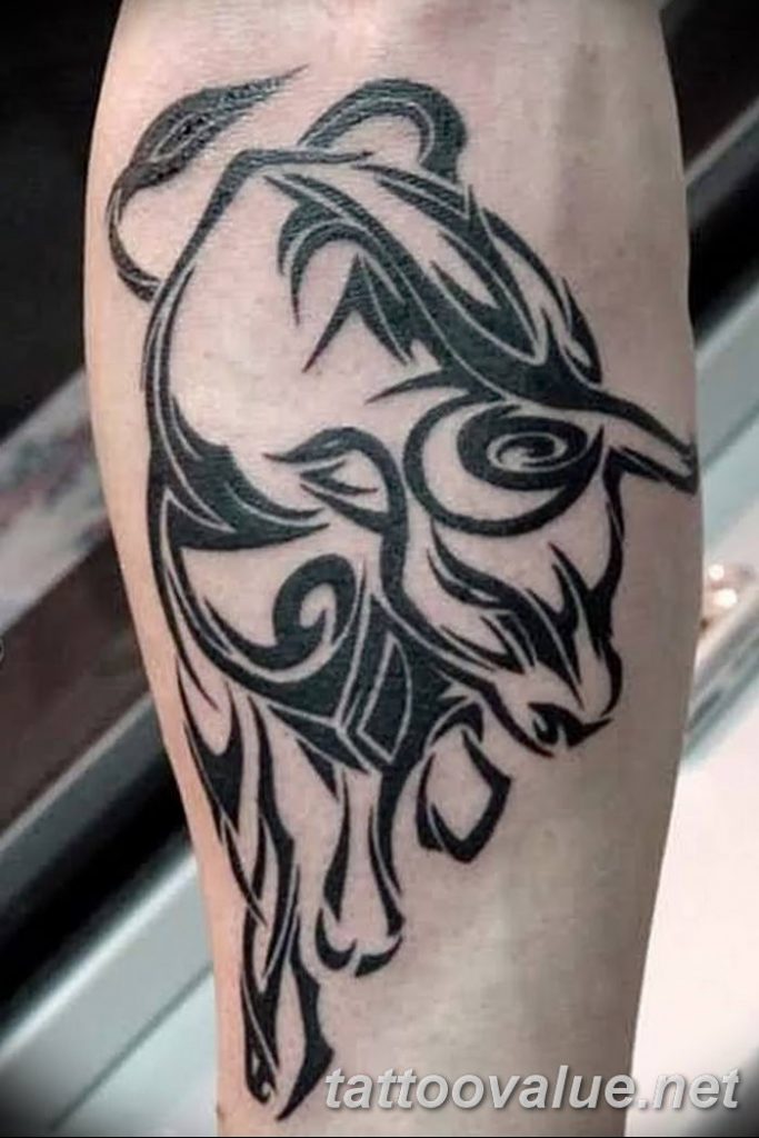 Тату на плече мужские телец. Знак тельца тату. Тату телец таурус. Тату зодиак телец. Телец taurus бык тату.