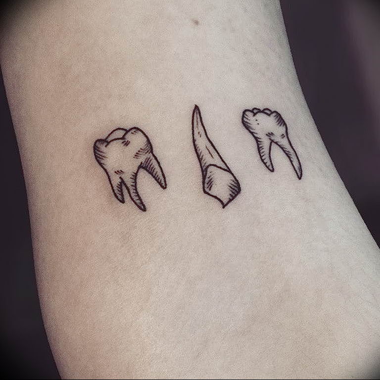 Dental tooth tattoo on wrist  Tatuagem piercing Tatuagem dente  Minitatuagens