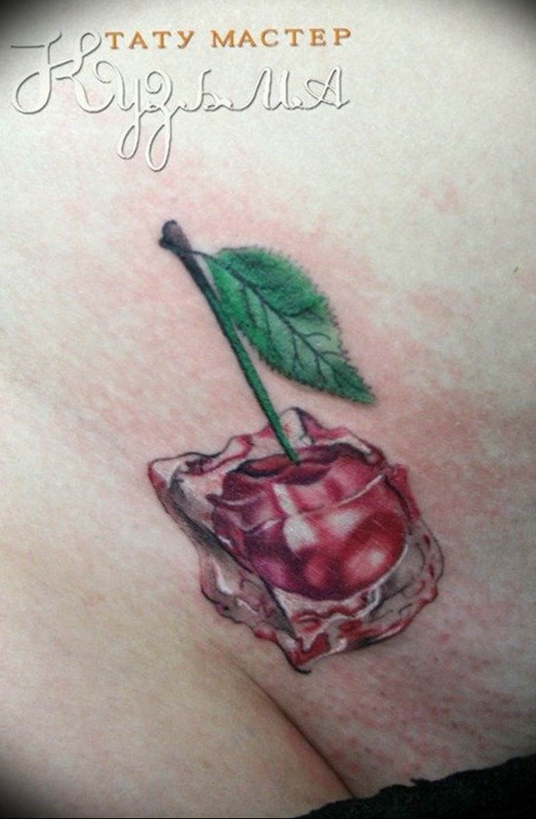 Глиттер тату бикини. Незаметные татуировки. Маленькие татуировки на животе. Свежая татуировка. Делают татуировку на интимном месте.