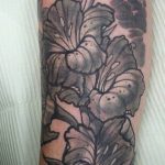 photo tattoo gladiolus 25.01.2019 №074 - drawing a tattoo flower gladiolus - tattoovalue.net
