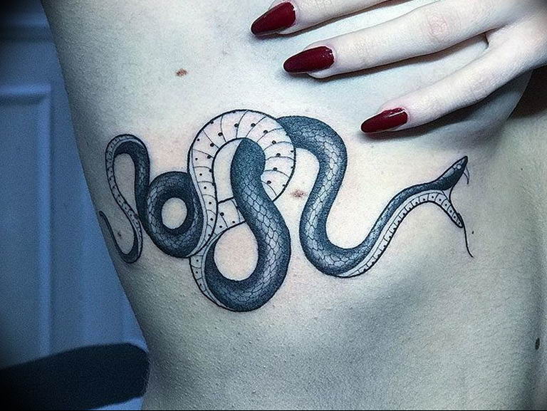 Татуировки змеи для девушек. Тату змея. Татуировки для девушек змея. Тату в виде змеи. Тату змея на руке.