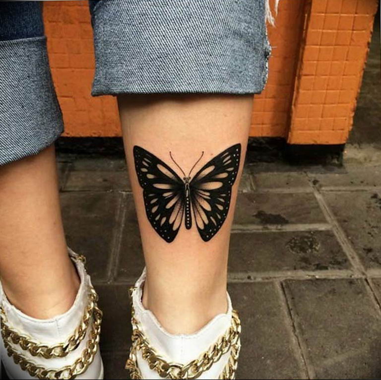 Тату бабочки на ноге