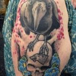 photo tattoo raven on the skull 18.02.2019 №138 - tattoo with skull and raven - tattoovalue.net