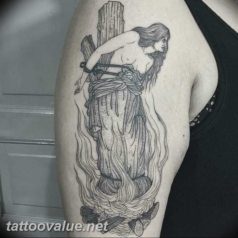 Tattoo bruja en llamas mujer inspirada en Yennefer de la saga Witcher  hecho con máquinas sergiogarateo  Witch tattoo Feminist tattoo  Traditional tattoo art