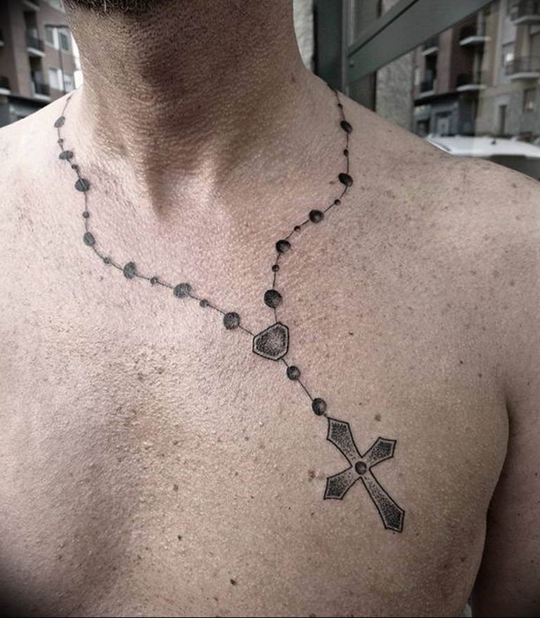 Татуировка цепь с крестом на шее
