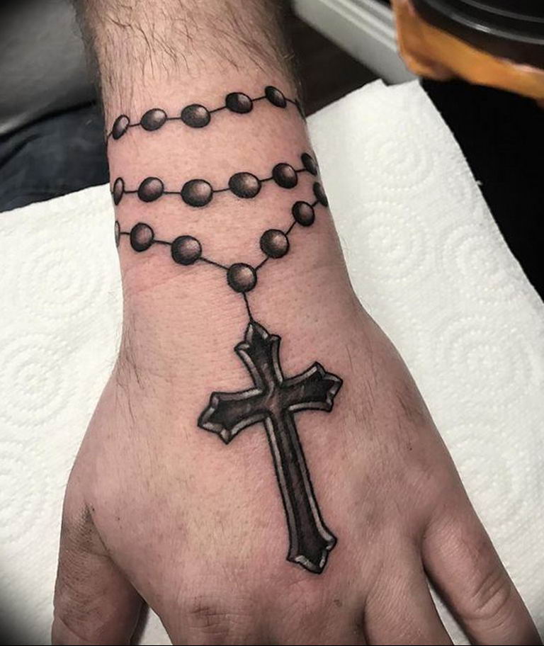 Татуировка крест с цепочкой на руке