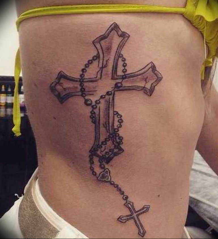 Что за крест на шарфе у шклярского. Тату крест. Тату крестик. Татуировка в виде Креста. Католический крестик тату.