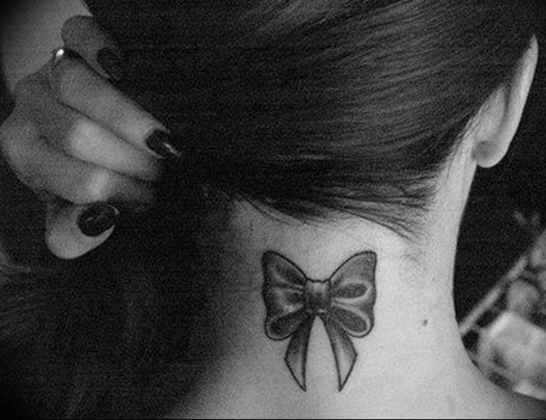 Татуировка на затылке в виде бабочки