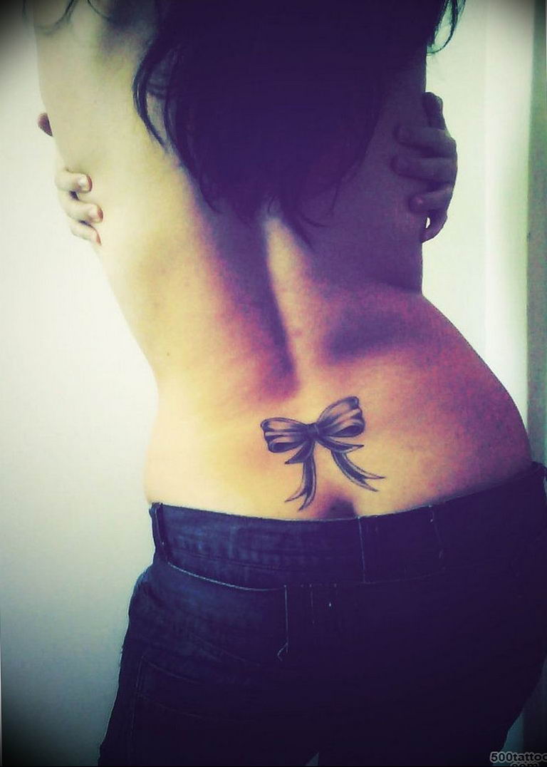 Beautiful Garter Bow Tattoo On Right Thigh by Juangui Giraldo