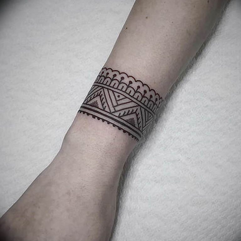 The meaning of a bracelet tattoo features of the picture, photo examples, sketches