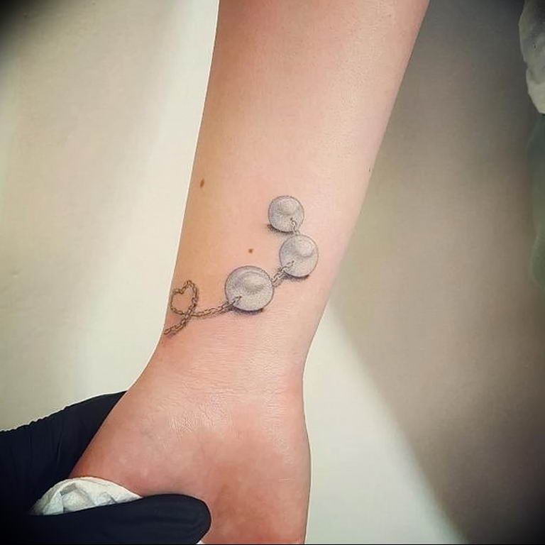 The Meaning of the Pearl Tattoo features of the picture, photo
