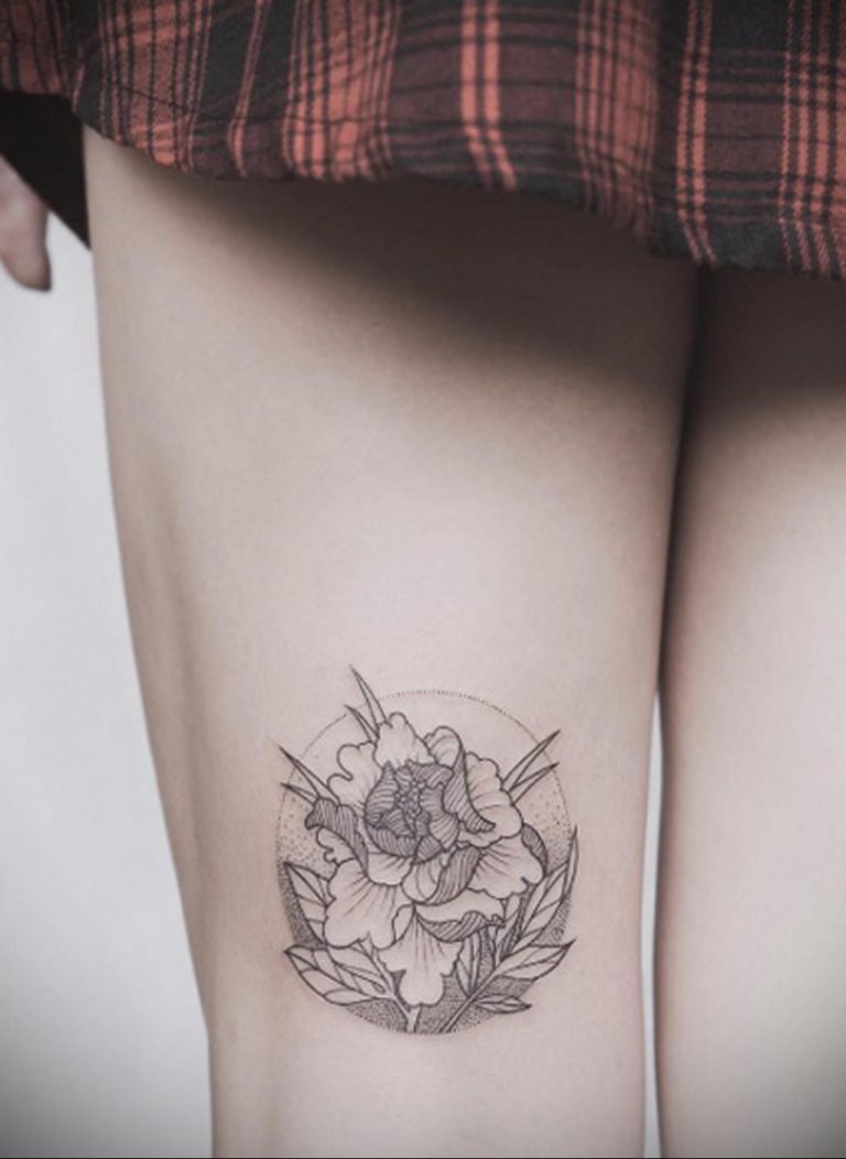 Circle leg. Круглые Татуировки. Flower circle Tattoo. Татуировка по мотивам оно Кинга. Тату по мотивам балета.