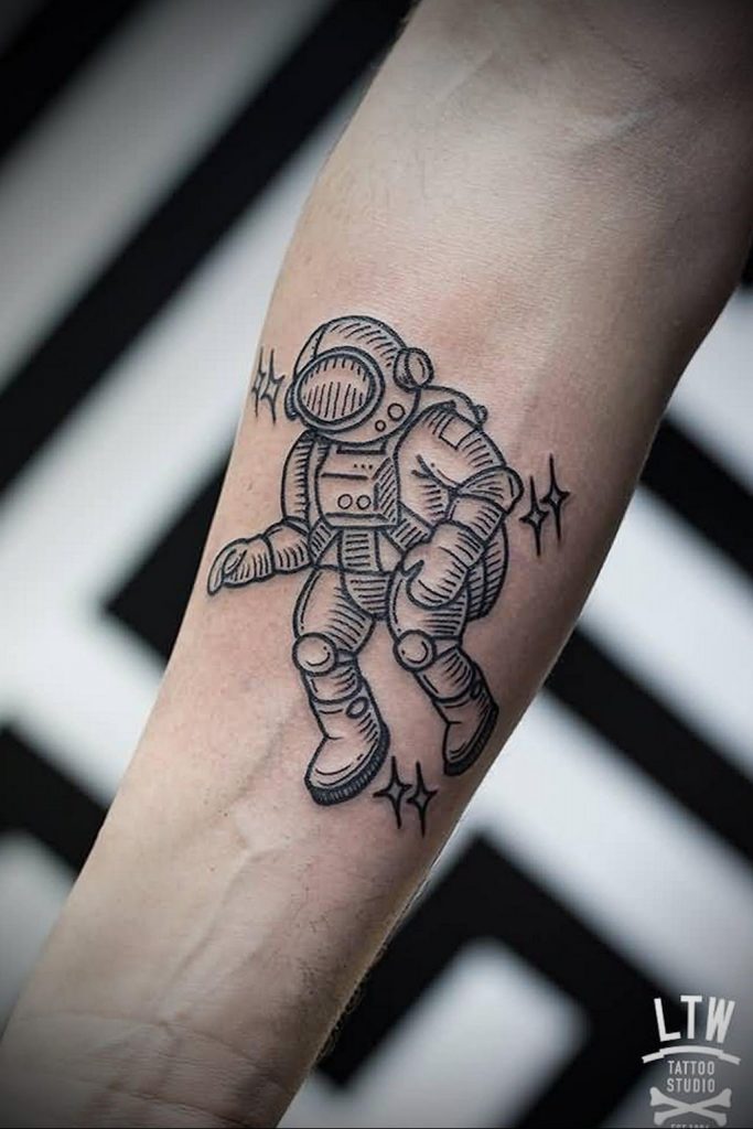 cosmonaut tattoo on arm 01.02.2020 №007 -tattoo astronaut- tattoovalue.net