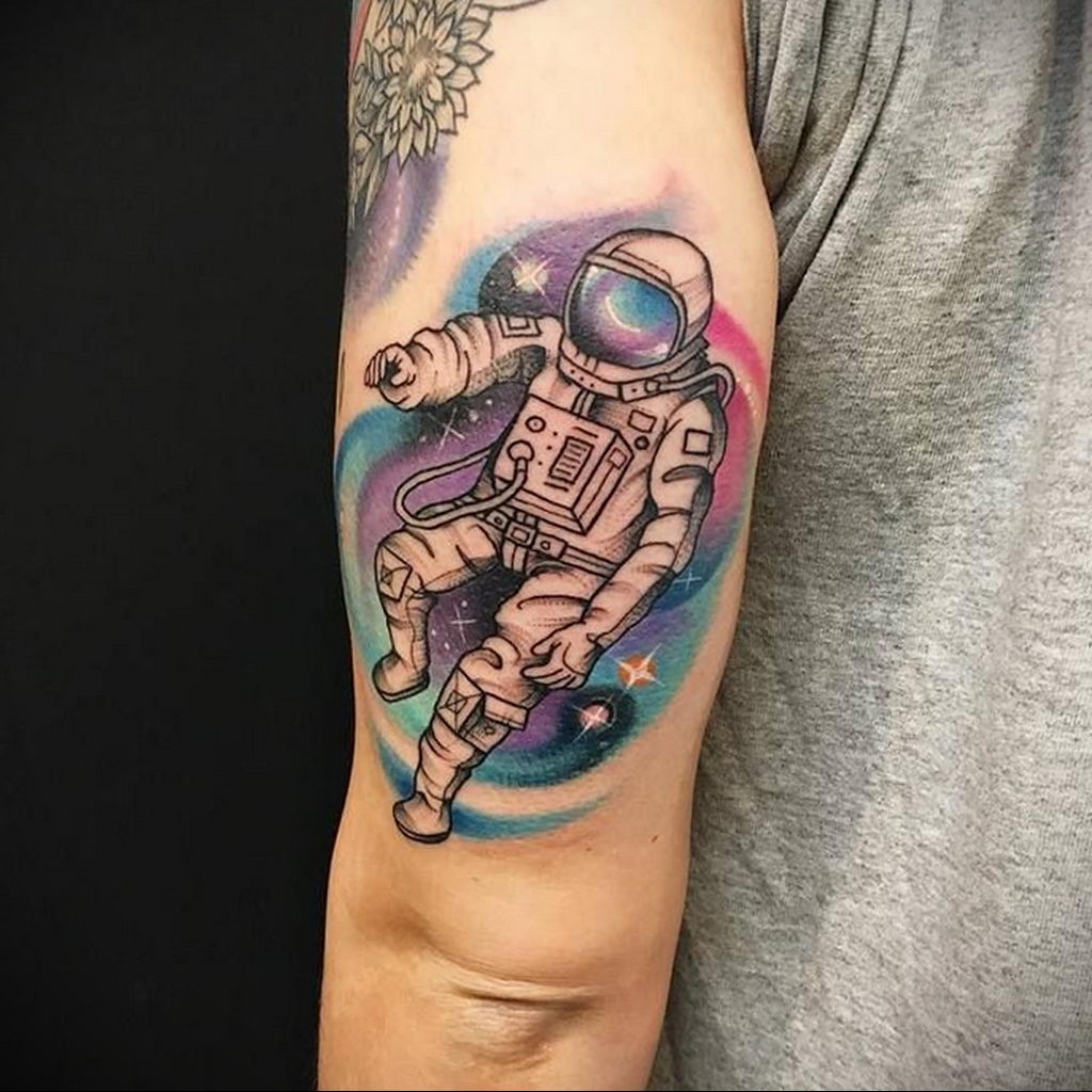 cosmonaut tattoo on arm 01.02.2020 №012 -tattoo astronaut- tattoovalue ...