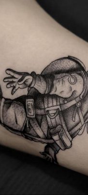 cosmonaut tattoo on arm 01.02.2020 №005 -tattoo astronaut- tattoovalue.net
