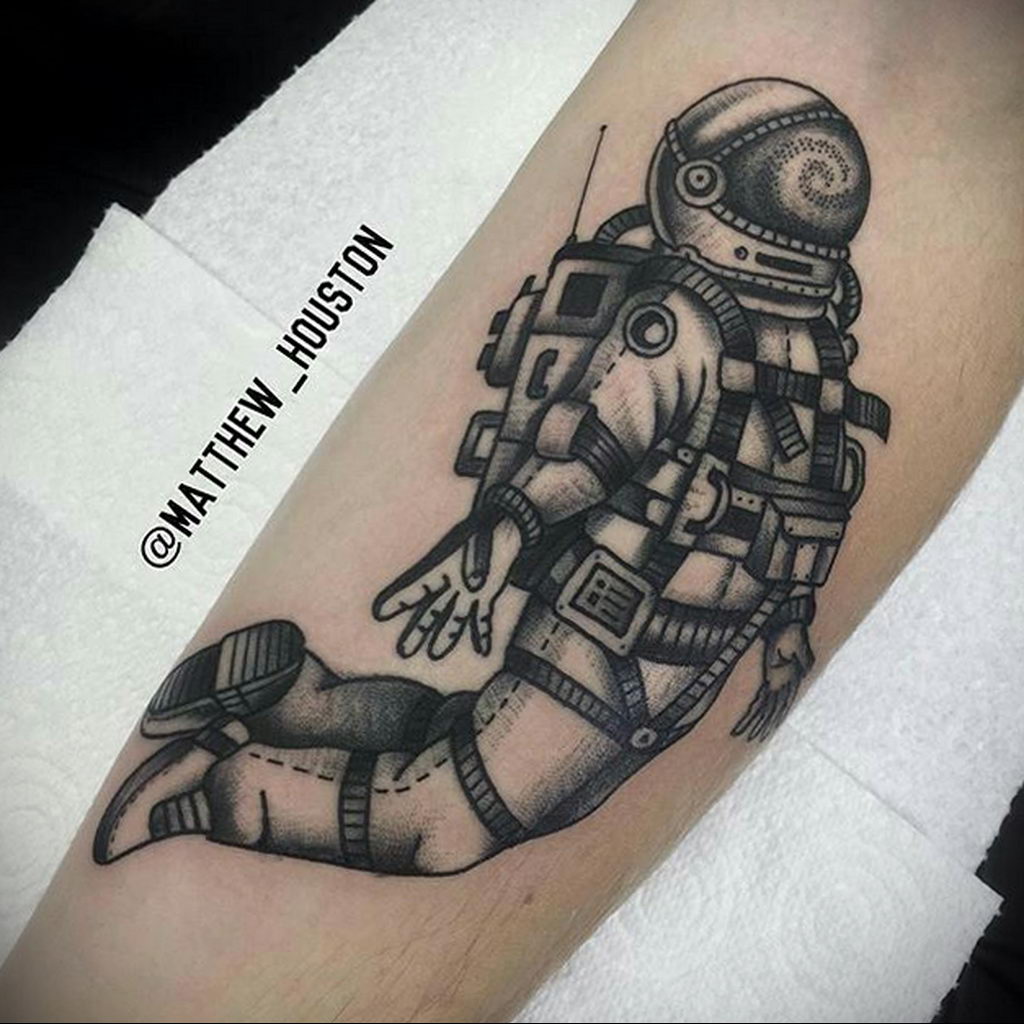 cosmonaut tattoo on arm 01.02.2020 №006 -tattoo astronaut- tattoovalue.net