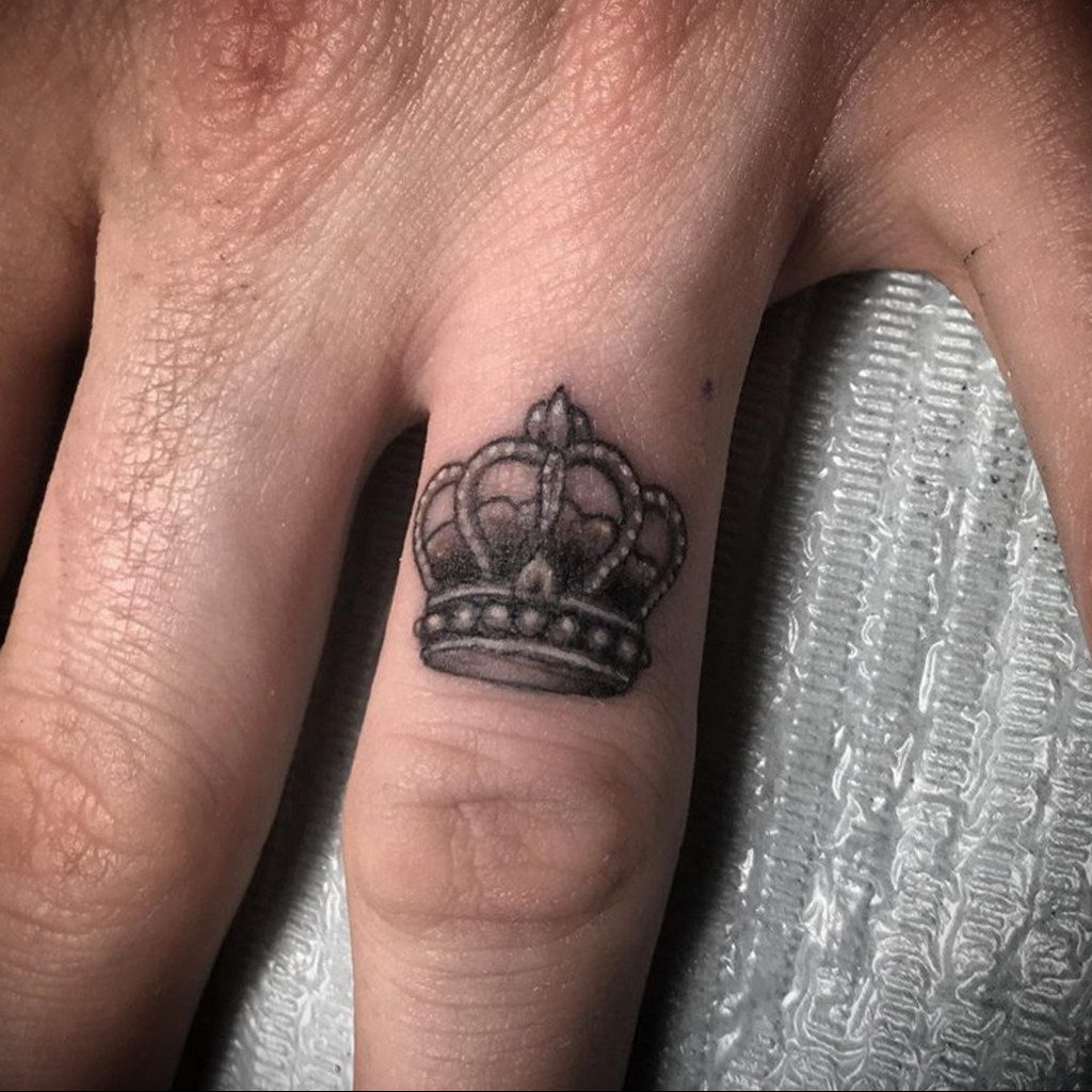Finger Tattoo  Small n cute finger name tattoo  finger name tattoo with  crown  YouTube