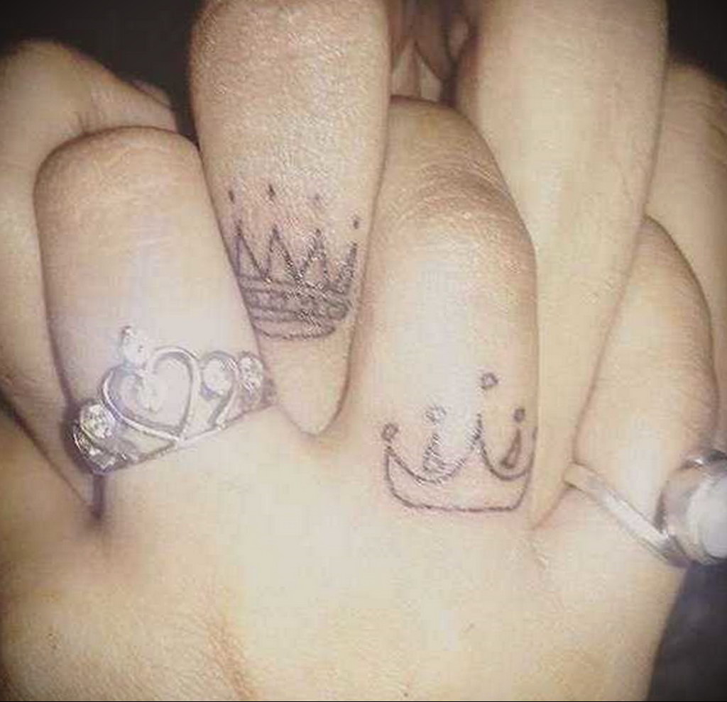 корона на пальце значение. тату короны на пальце парные. тату корона на пальце. корона на пальце значение. наколка корона на пальце.