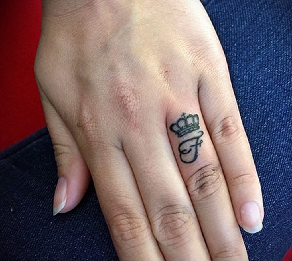 crown finger tattoo 08.12.2019 №011 -tattoo crown- tattoovalue.net