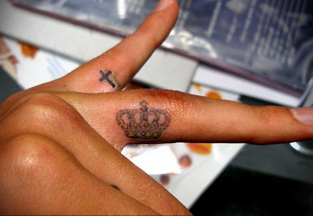 crown finger tattoo 08.12.2019 №017 -tattoo crown- tattoovalue.net