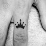 crown finger tattoo 08.12.2019 №018 -tattoo crown- tattoovalue.net