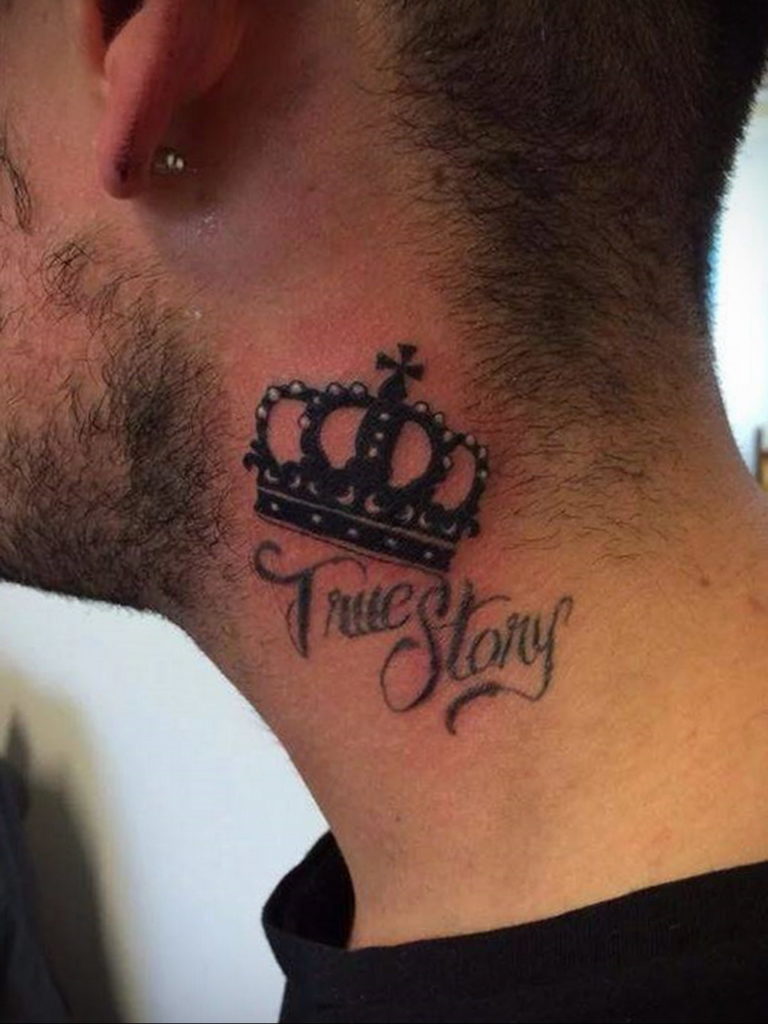 Надписи на шею мужские. Татуировки на шее для мужчин. Тату корона на шее мужские. Тату корона на шее. Тату на шее мужские надписи.