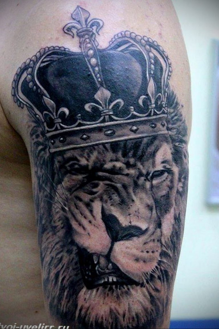 Тату Лев с короной на руке мужские