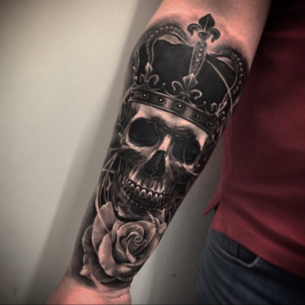 mini skull and crown Hon tattoo  Small skull tattoo Tattoos Skull tattoos