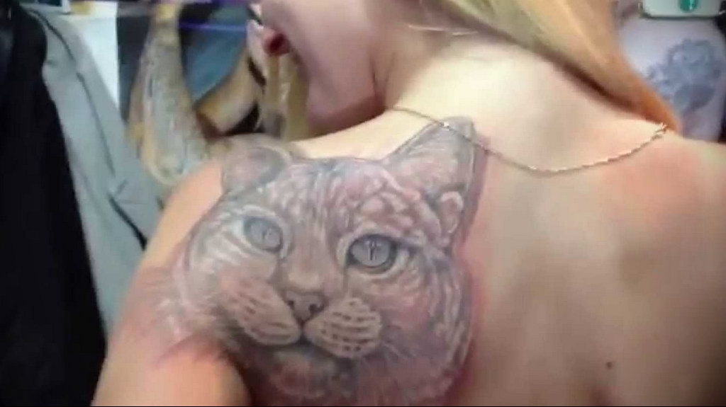 tattoo cat on the shoulder blade 03.12.2019 №019 -cat tattoo- tattoovalue.net