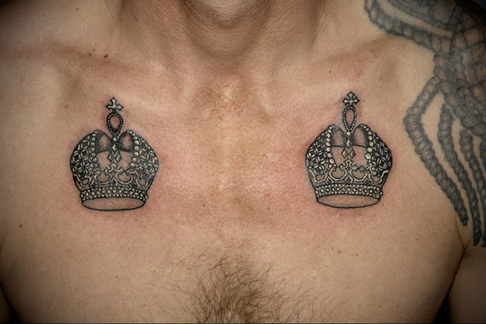 tattoo crown on chest 08.12.2019 №004 -tattoo crown- tattoovalue.net