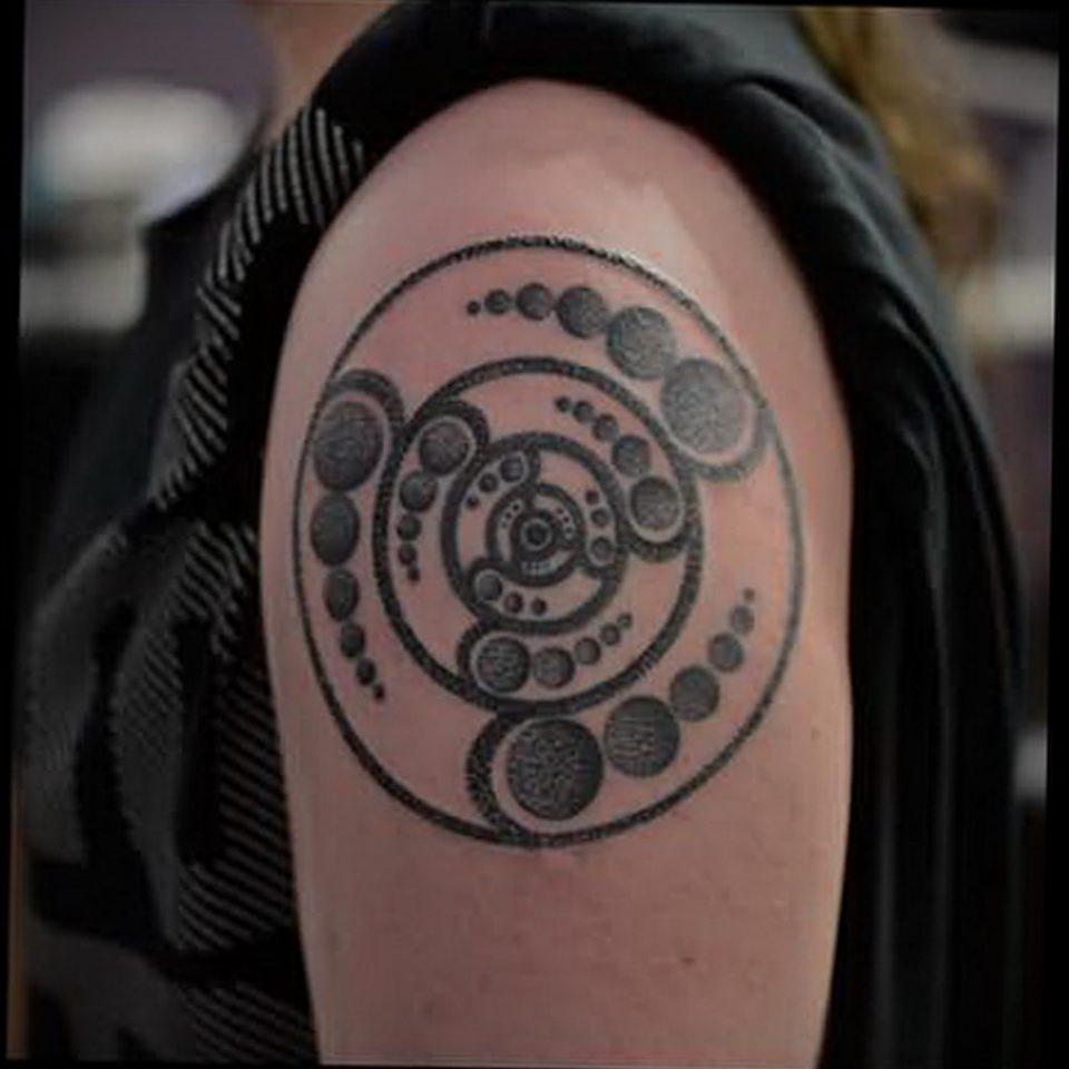 The meaning of tattoo circle: features and history of the drawing ...