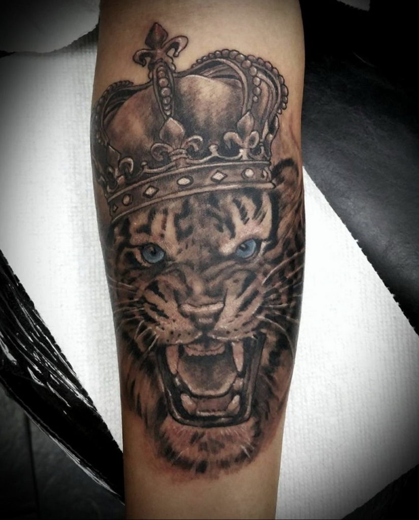 Details more than 86 tiger crown tattoo super hot - in.coedo.com.vn