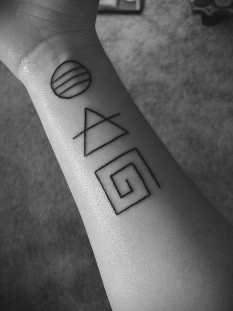 triangle tattoo with circle  №015 -circle tattoo  