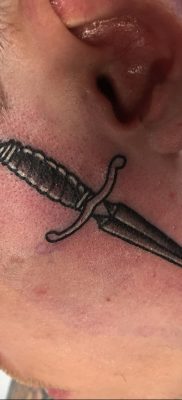 тату кинжал на шее 27.12.2019 №003 -dagger tattoo- tattoovalue.net