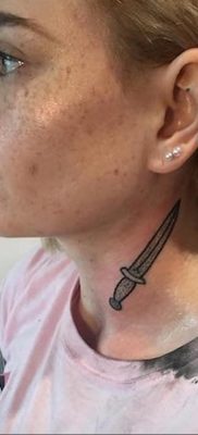 тату кинжал на шее 27.12.2019 №009 -dagger tattoo- tattoovalue.net