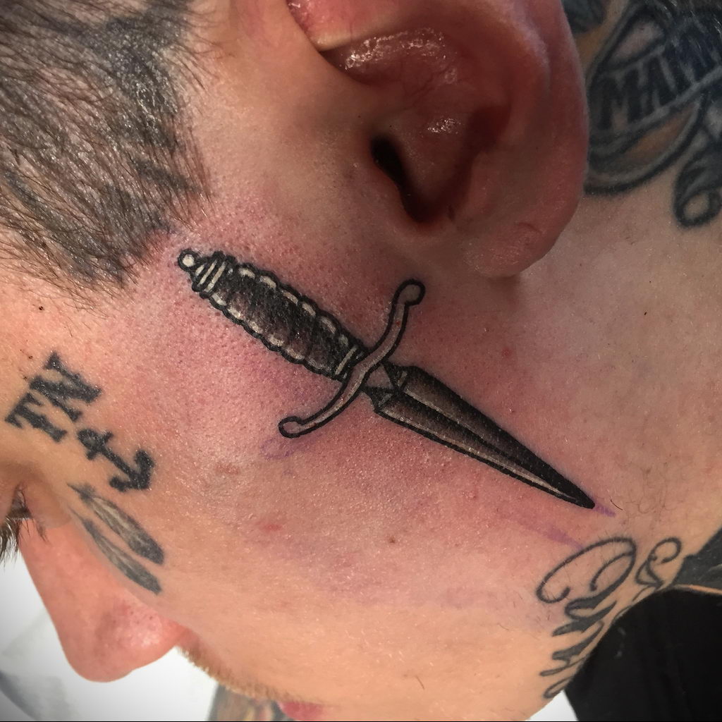 тату кинжал на шее 27.12.2019 №003 -dagger tattoo- tattoovalue.net