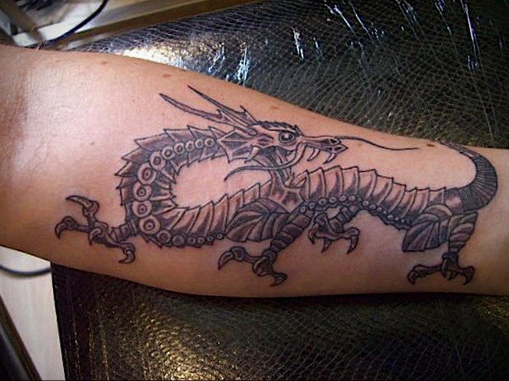 Татуировка дракона на предплечье для мужчин