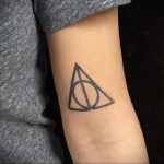 дары смерти тату на руке 19.01.2020 №010 -deathly hallows tattoo on arm- tattoovalue.net