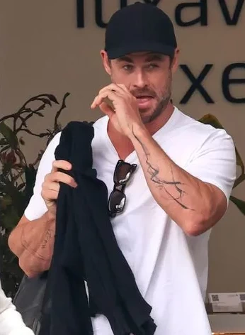 Chris Hemsworth Shows Off His New Abstract Tattoo in Sydney - 040524 tattoovalue.net 002