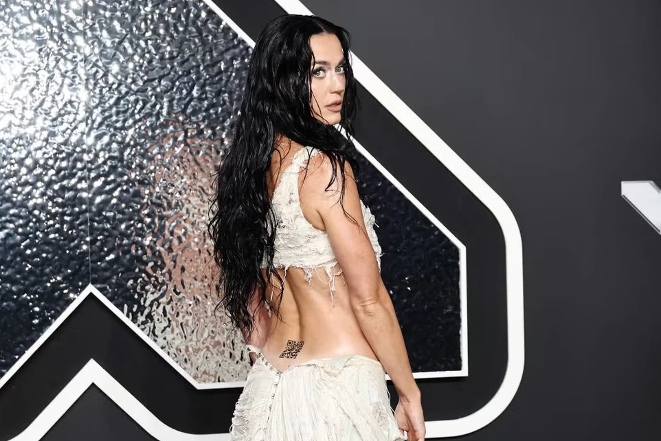 Katy Perry Surprises Fans with an Original Back Tattoo - 150924 tattoovalue.net 02